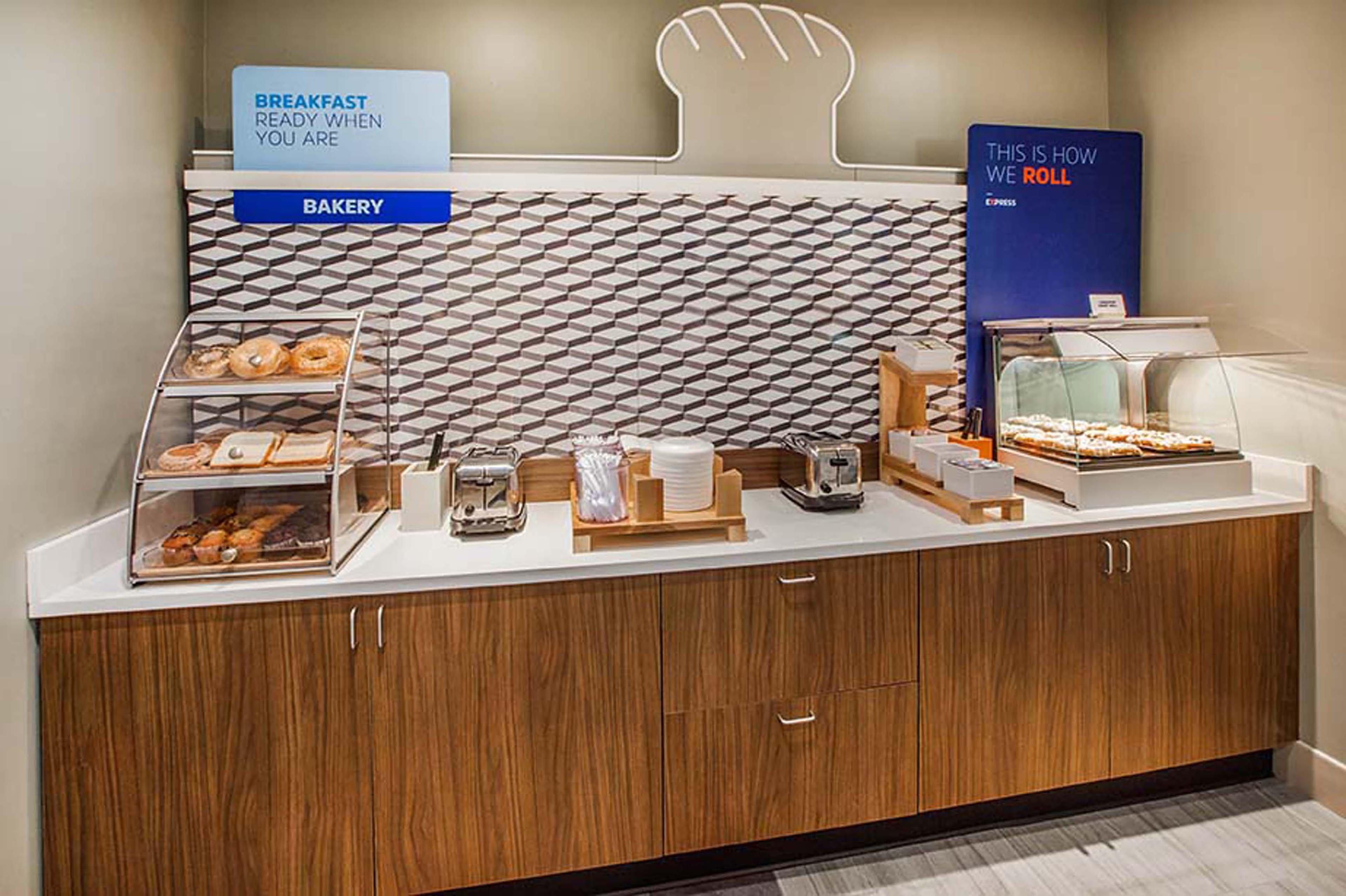 Holiday Inn Express & Suites Greensboro - I-40 Atwendover By Ihg מראה חיצוני תמונה